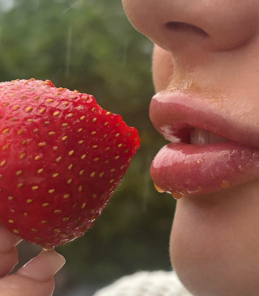 STRAWBERRY & MANUKA HONEY LIP TREATMENT